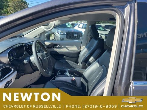 Used 2023 Chrysler Pacifica Touring-L FWD image 4