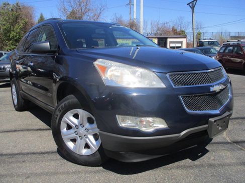 Used 2011 Chevrolet Traverse LS image 2