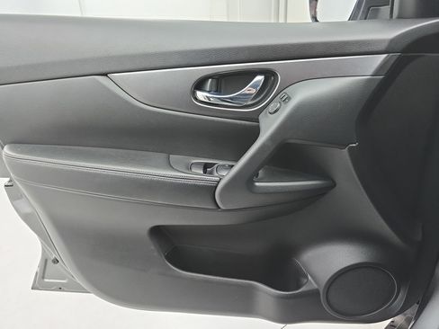 Used 2016 Nissan Rogue SV image 25