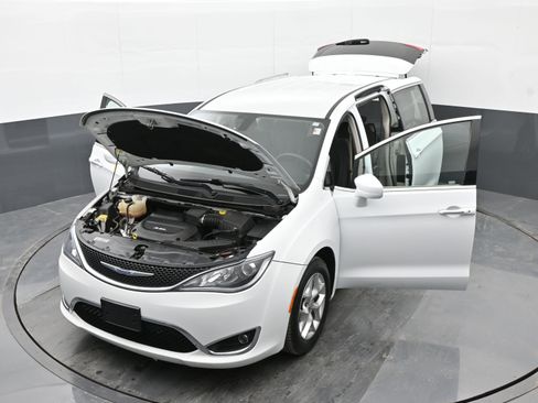 Used 2018 Chrysler Pacifica Touring Plus w/ Tire & Wheel Group image 48