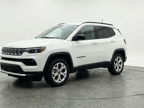 Used 2025 Jeep Compass Latitude AWD/4WD image 3