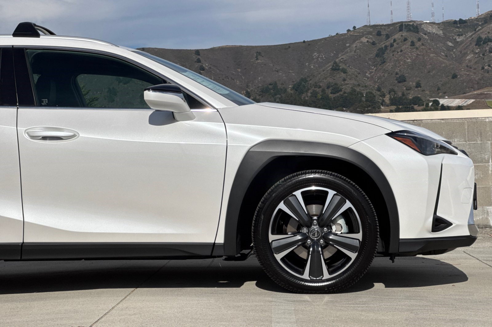 Used 2025 Lexus UX 300h FWD w/ Accessory Package (Z2) image 34