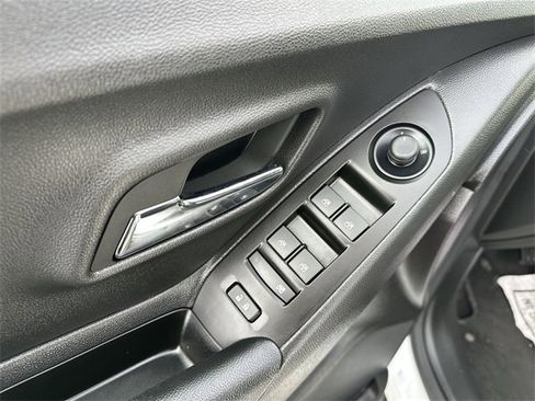 Certified 2022 Chevrolet Trax LT w/ LT Convenience Package image 22