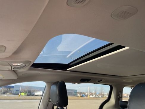 Used 2023 Chrysler Pacifica Limited w/ Uconnect Theater Family Group image 5