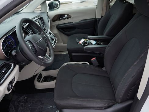 Certified 2017 Chrysler Pacifica LX image 15