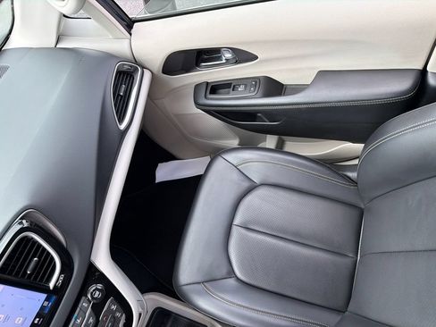 Used 2023 Chrysler Pacifica Touring-L FWD image 22