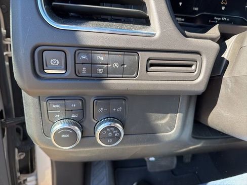 Used 2024 GMC Yukon XL SLT w/ SLT Luxury Package image 10
