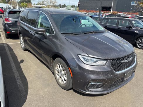 Used 2023 Chrysler Pacifica Touring-L image 8