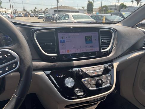 Used 2024 Chrysler Pacifica Touring-L FWD image 17