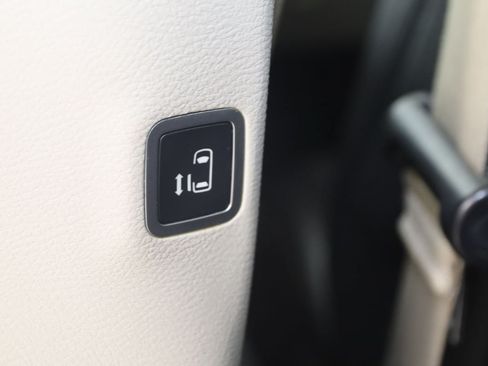 Used 2018 Chrysler Pacifica Touring-L FWD image 46
