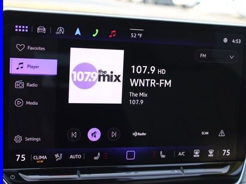 Used 2025 Volkswagen Tiguan SE image 34