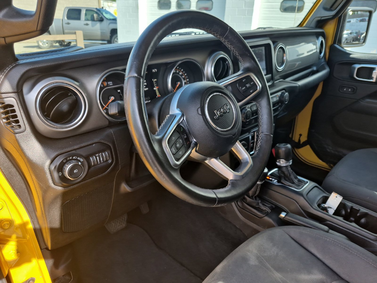 Used 2019 Jeep Wrangler Unlimited Sahara AWD/4WD image 11