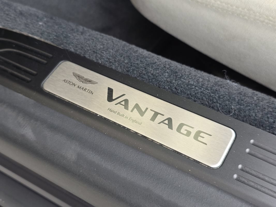 Used 2021 Aston Martin V8 Vantage Roadster RWD image 21