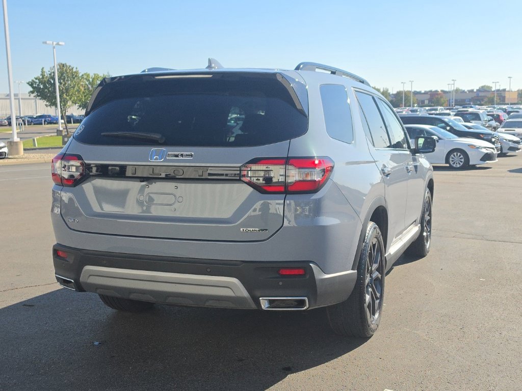 Used 2025 Honda Pilot Touring image 10
