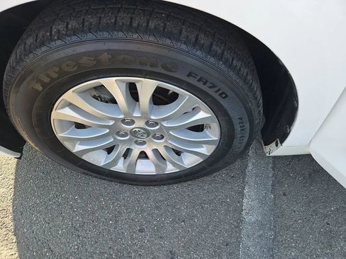 Used 2011 Toyota Sienna XLE image 43