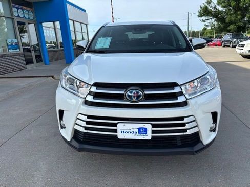 Used 2017 Toyota Highlander XLE w/ Protection Package #3 AWD/4WD image 2