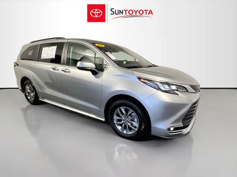 Used 2024 Toyota Sienna XLE FWD image 1