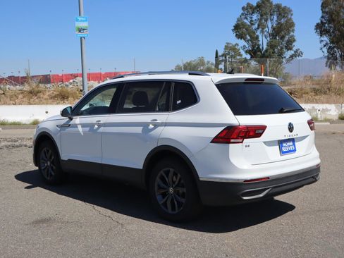 New 2024 Volkswagen Tiguan SE w/ Panoramic Sunroof Package image 3