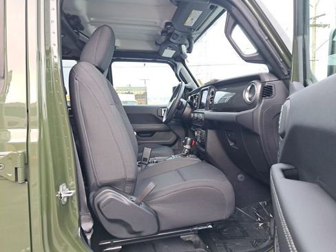 Used 2023 Jeep Gladiator Overland w/ Cold Weather Group image 17