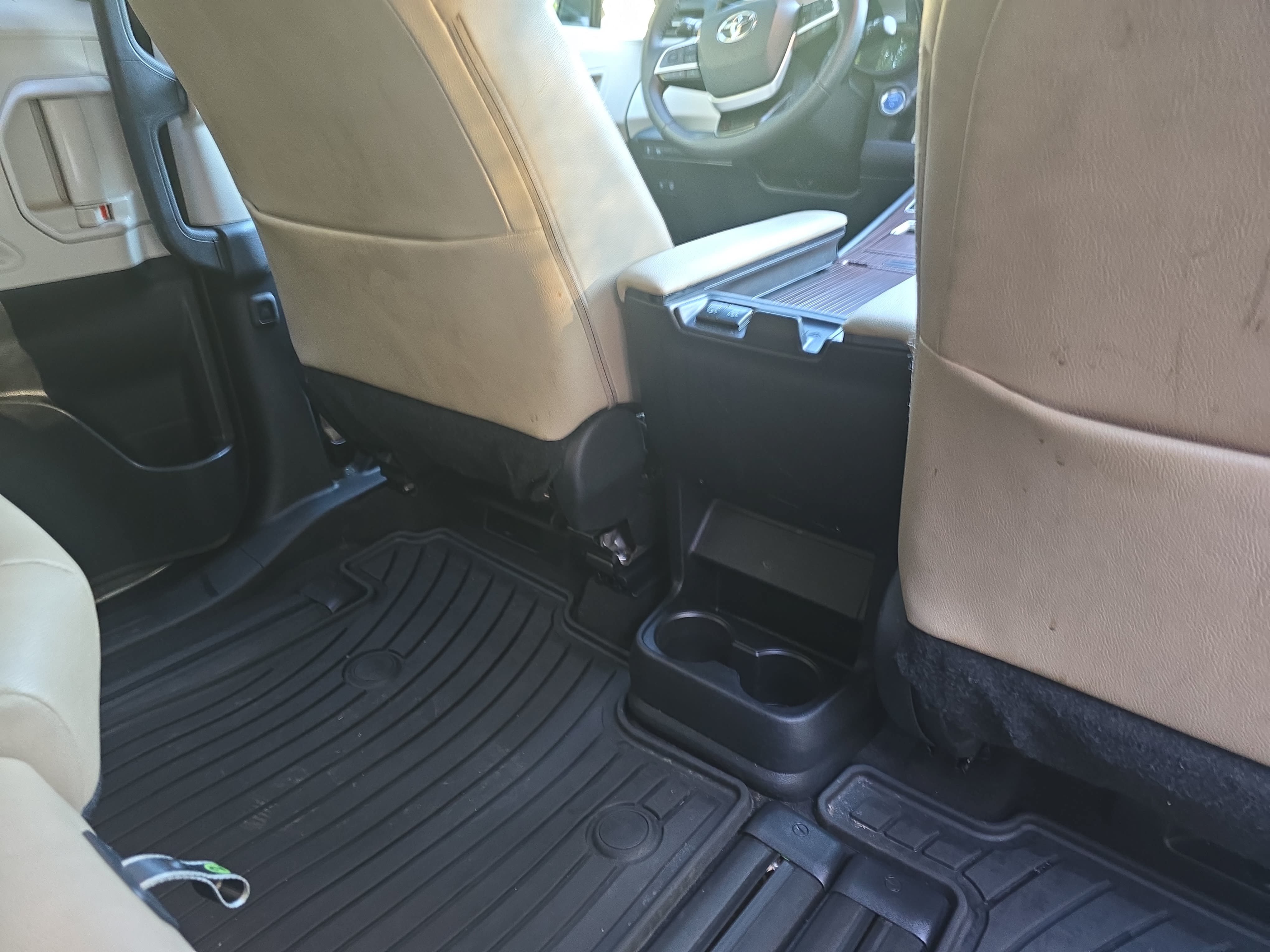 Used 2024 Toyota Sienna XLE FWD image 11