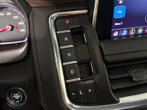 Used 2021 Chevrolet Tahoe Z71 w/ Luxury Package AWD/4WD image 17