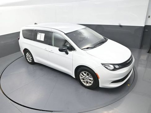 Used 2024 Chrysler Voyager LX FWD image 11