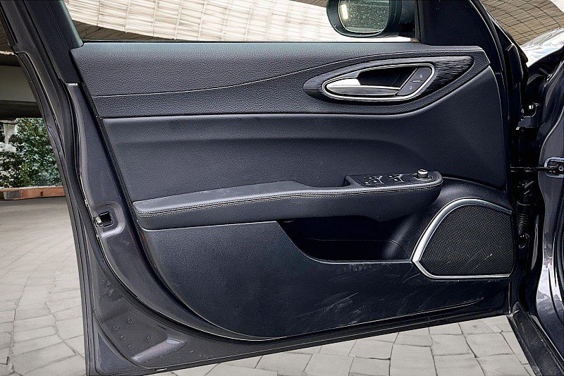 Used 2023 Alfa Romeo Giulia Sprint RWD image 14