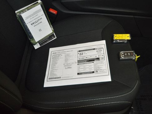 Used 2025 Jeep Grand Cherokee Laredo X w/ Luxury Tech Group I AWD/4WD image 5