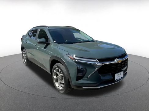 Used 2025 Chevrolet Trax LT image 3