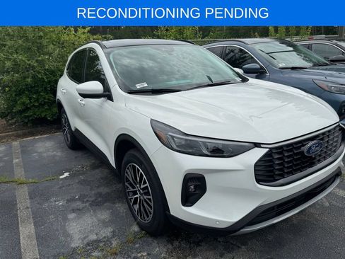 Used 2025 Ford Escape SE w/ PHEV Premium Package FWD image 2