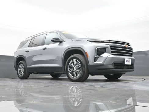 Used 2025 Chevrolet Traverse LT w/ Driver Confidence Package FWD image 49