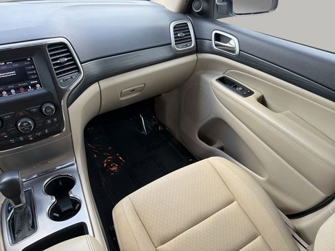 Used 2019 Jeep Grand Cherokee Laredo RWD image 15