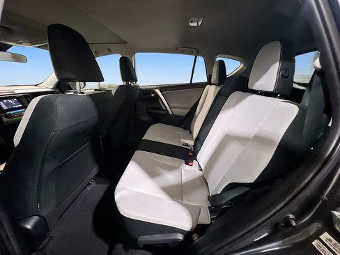 Used 2018 Toyota RAV4 XLE AWD/4WD image 17