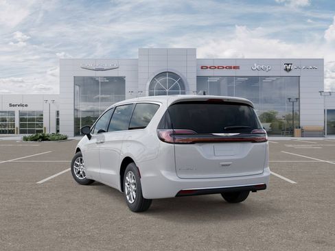 New 2026 Chrysler Pacifica Select image 3