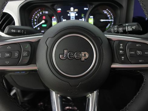 Used 2025 Jeep Wrangler Unlimited Sahara AWD/4WD image 12