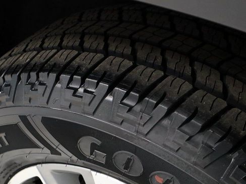 Used 2023 Chevrolet Traverse LT w/ LPO, Floor Liner Package image 20