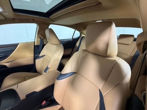 Certified 2025 Lexus ES 300h w/ Premium Package image 14