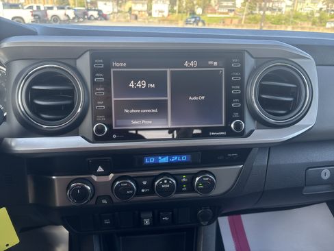 Used 2021 Toyota Tacoma SR5 AWD/4WD image 24