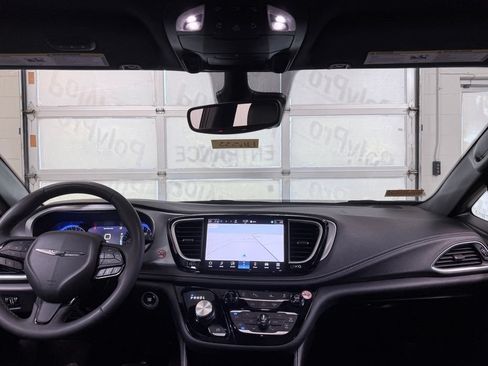 Used 2025 Chrysler Pacifica Limited FWD image 25