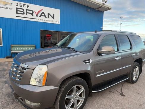 Used 2012 Cadillac Escalade Luxury image 2