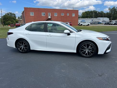 Used 2024 Toyota Camry SE image 2