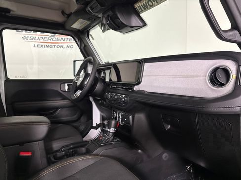 Used 2026 Jeep Wrangler Unlimited Sahara AWD/4WD image 31