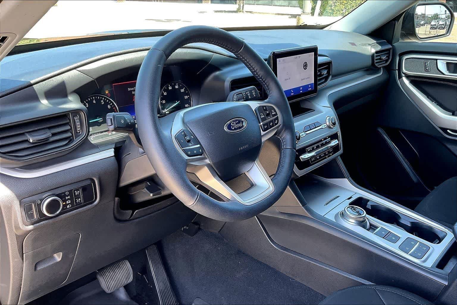 Used 2023 Ford Explorer XLT RWD image 2