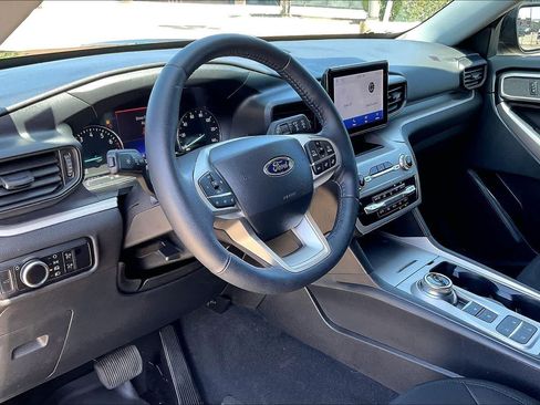 Used 2023 Ford Explorer XLT RWD image 2