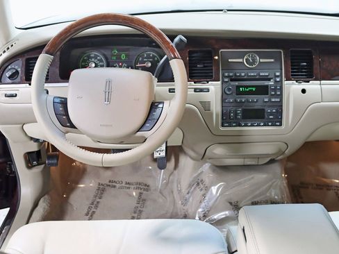 Used 2010 Lincoln Town Car Signature Limited RWD image 15