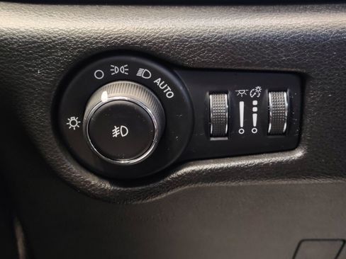Used 2019 Chrysler Pacifica Limited w/ Advanced Safetytec Group FWD image 27