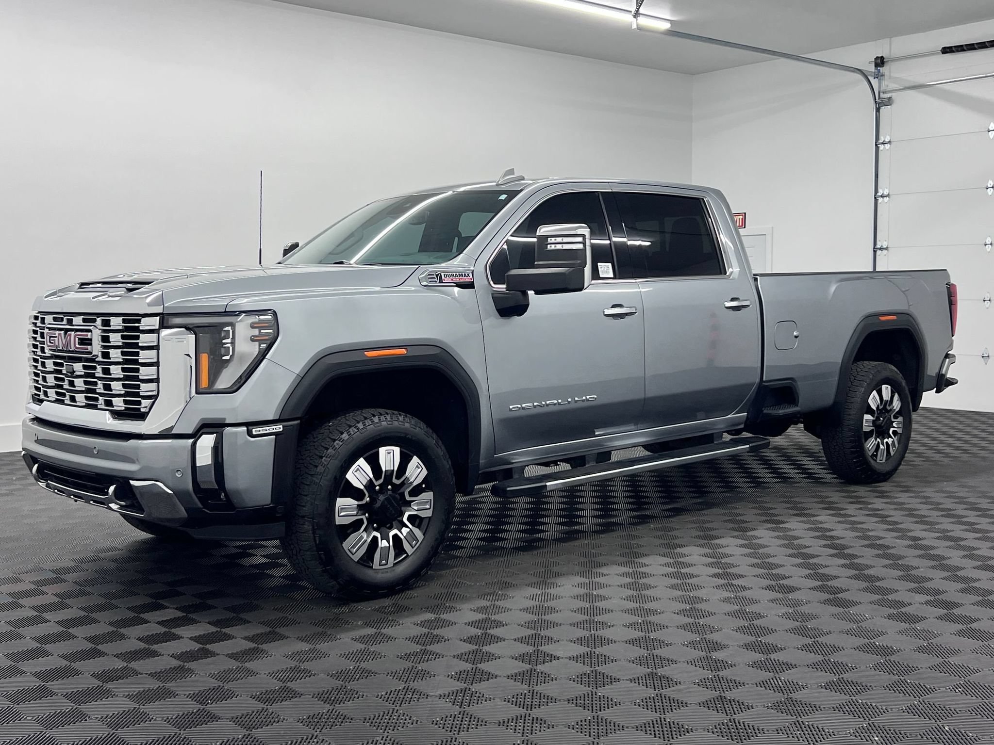 Used 2024 GMC Sierra 3500 Denali AWD/4WD image 1