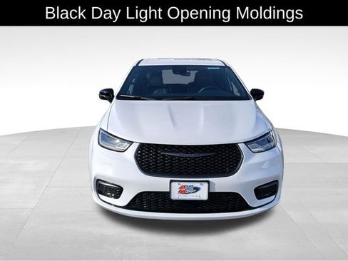 Used 2024 Chrysler Pacifica Select image 9