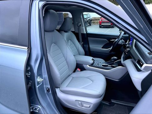 Used 2023 Toyota Highlander XLE image 11