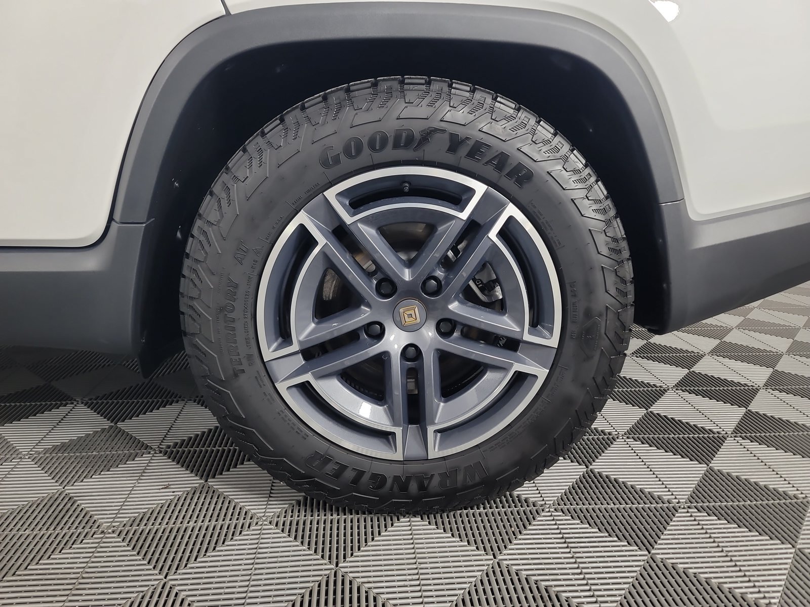 Used 2025 Rivian R1T Adventure Dual AWD/4WD image 10